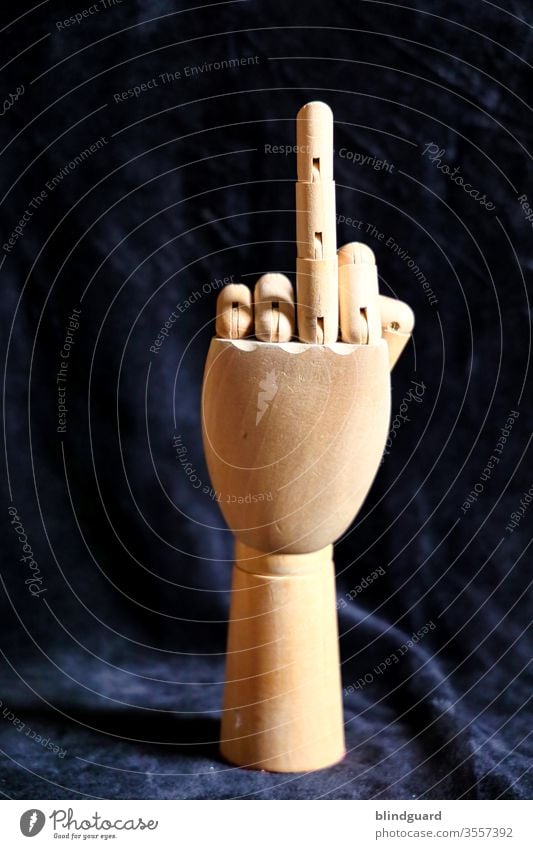 Symbol of provocation. Holzhand für anatomisches, künstlerisches Zeichnen, die einen Finger in die Höhe streckt um den Verantwortlichen die Kritik zum Umgang mit Kunst und Kultur in der Coronakrise zu demonstrieren.