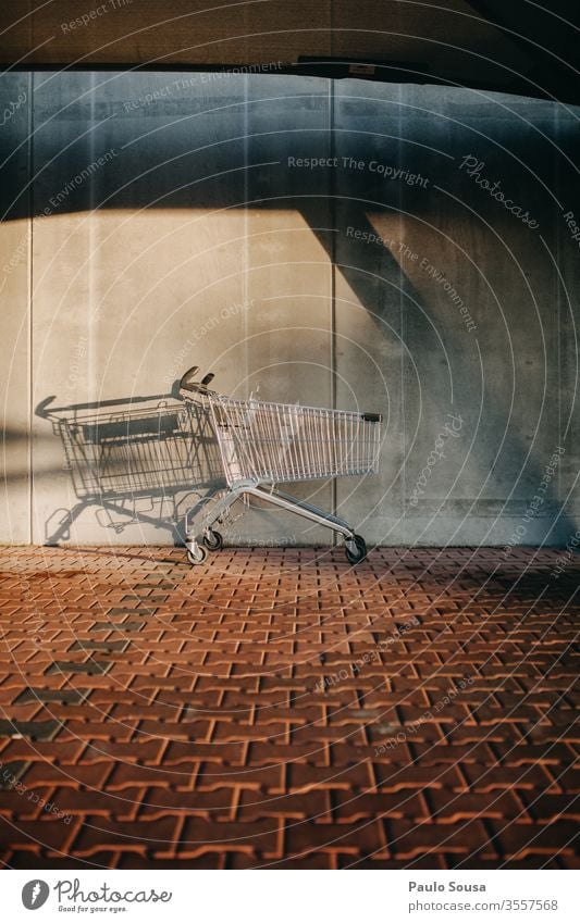 Warenkorb leeren kaufen Einkaufswagen Einkaufskorb Konsumverhalten Verbraucher Wirtschaft Supermarkt Metall Farbfoto Menschenleer Korb Markt Handel