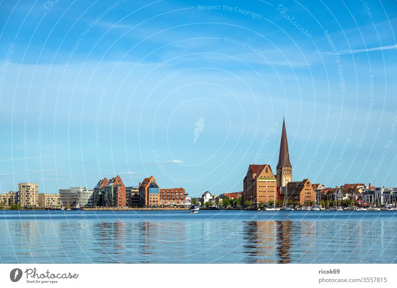 Blick von Gehlsdorf über die Warnow auf die Hansestadt Rostock Fluß Stadthafen Wasser Häuser Gebäude Mecklenburg-Vorpommern Architektur Tourismus Kirche