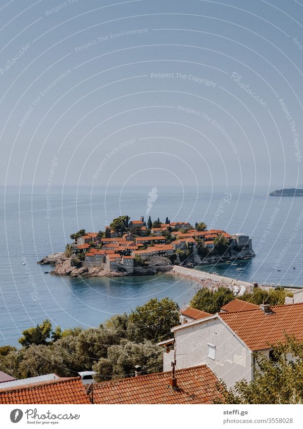 Blick auf die Insel Sveti Stefan in Montenegro Balkan Urlaub Außenaufnahme Ferien & Urlaub & Reisen Landschaft Berge u. Gebirge Menschenleer Tourismus Sommer