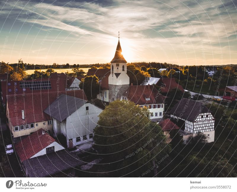 Dorf mit Dorfkirche im Abendlicht Drohnenansicht Drohnenaufnahme Licht Gegenlicht Sonne Sonnenlicht Abendsonne warm Land Ländlich Idylle Landleben Kirche