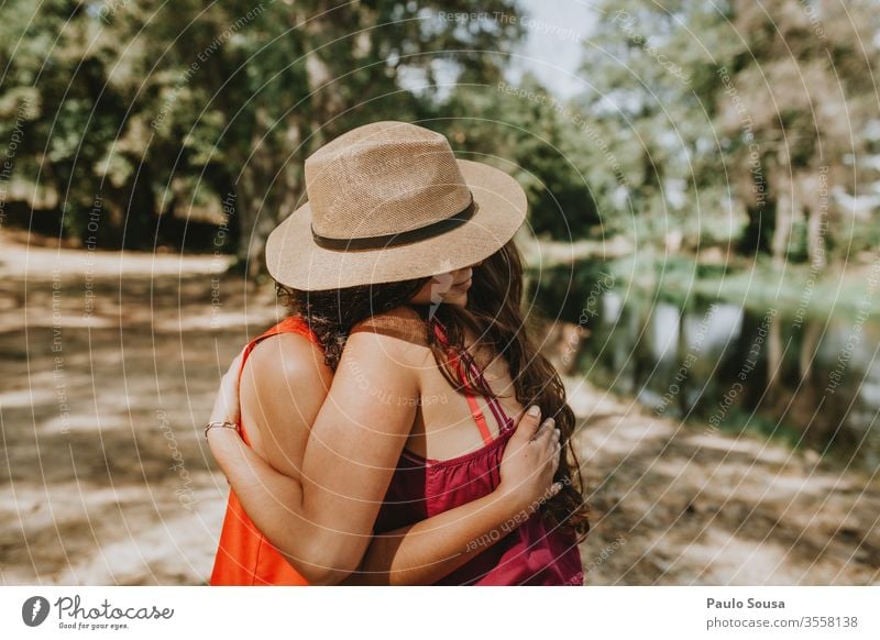 Umarmung der Schwestern Liebe Mensch Außenaufnahme Glück Kindheit Zusammensein Farbfoto Freundschaft 2 Freude Mädchen Tag Familie & Verwandtschaft Lifestyle