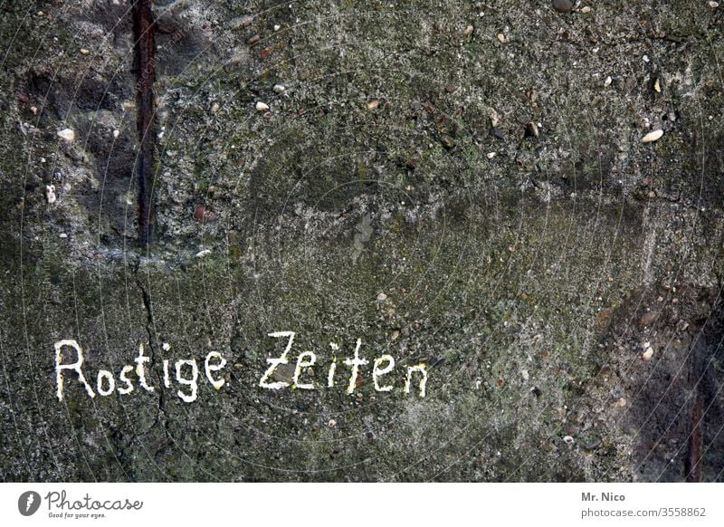 Rosige Zeiten Rost Wand Mauer trist Oberfläche Zahn der Zeit Wandel & Veränderung Vergänglichkeit Verfall dreckig Schriftzeichen verfallen Detailaufnahme