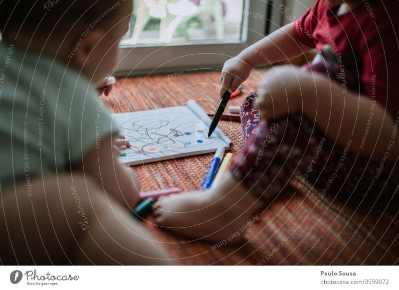 Kinder-Gemälde Kindheit Geschwister Freizeit & Hobby Kindergarten Farbfoto mehrfarbig Kreativität Zeichnung Farbstift Bildung Papier Farbe Kunst zeichnen