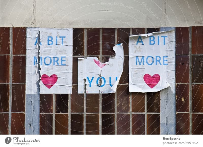 Mehr Liebe Plakat Plakatwand Herz mehr fordernd Utopie Harmonie abgerissen Papier aufgeklebt