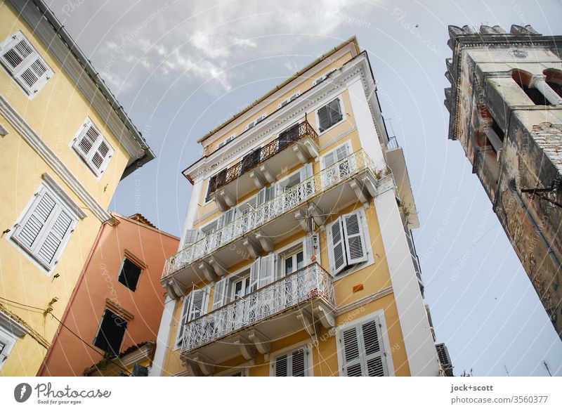 historischer Ortskern mit Kirchturm Altstadt Fassade Haus Schönes Wetter Stadthaus Architektur Himmel venezianisch Fenster Balkon mediterran Putzfassade