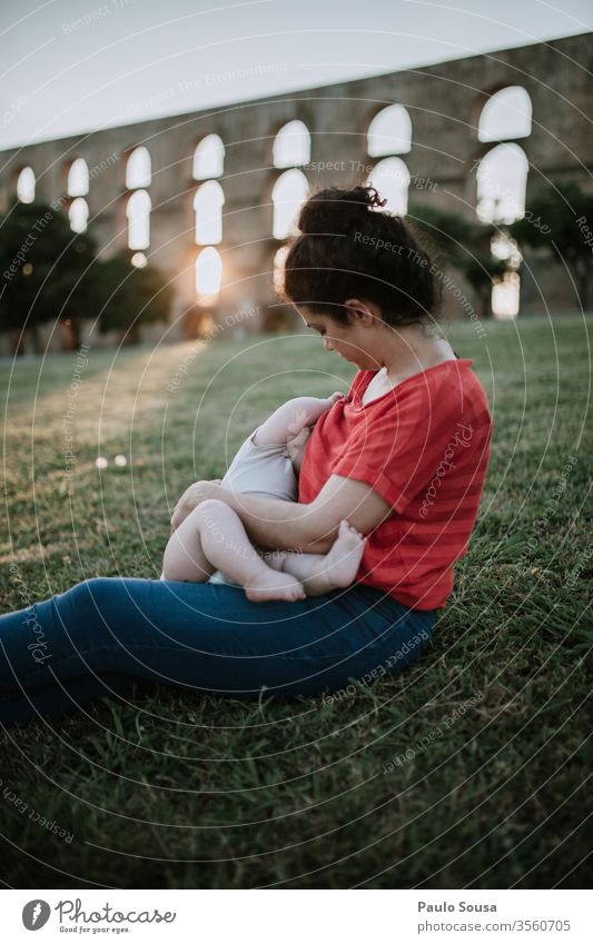 Mutter im Freien stillen Mutterschaft Krankenpflege Familie & Verwandtschaft Liebe Frau Baby Kind Kaukasier Weiblichkeit feminin Eltern Kindheit schön Glück