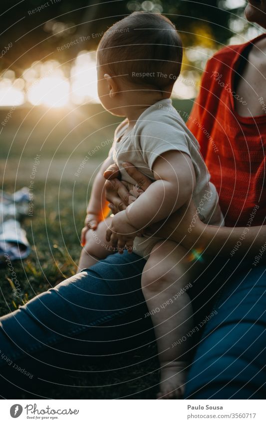 Baby mit Mutter beim Blick auf den Sonnenuntergang Säuglingsalter Mutterschaft Neugier unschuldig Kind niedlich Lifestyle schön Kindheit Kaukasier klein