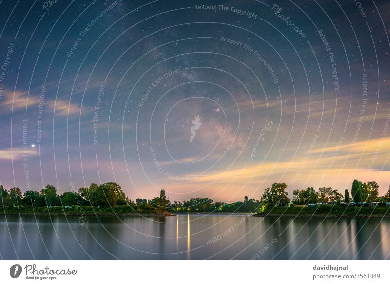 Das galaktische Zentrum vom Rheinufer bei Mannheim aus fotografiert. Fluss Wasser Ufer Lido Camping blau Wahrzeichen Stein Weltall Raum Strand Nacht Himmel