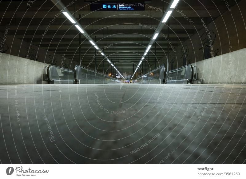 U-Bahnstation Rollbahn Beförderung Nahverkehr Transport Großstadt Verkehr Gang Dunkel tief Licht Kunstlicht weit fern lang Weg Boden Beton Bau Bauwerk urban