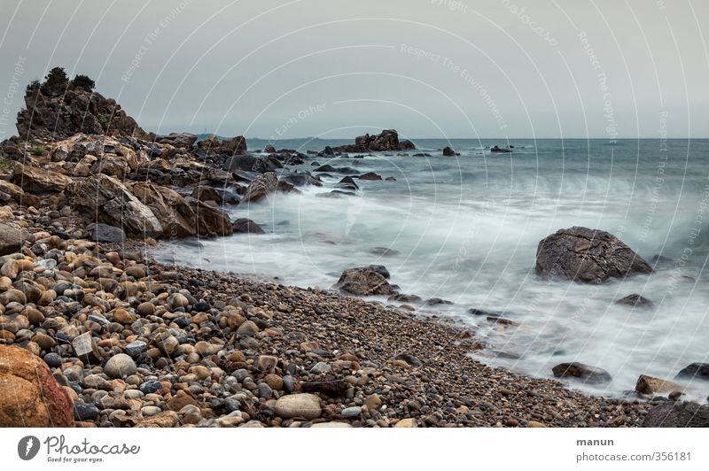 Urlaubswetter Natur Landschaft Himmel schlechtes Wetter Felsen Küste Strand Bucht Meer Kieselstrand Fernweh Farbfoto Gedeckte Farben Außenaufnahme