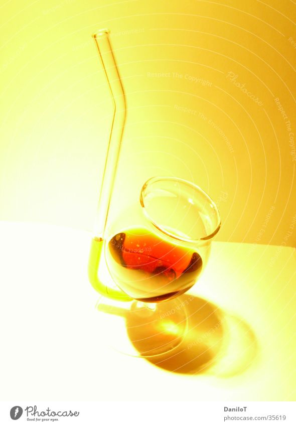 Noch ein Schnäpschen? Spirituosen Überbelichtung gelb trinken Langzeitbelichtung Glas warmfilter Freude