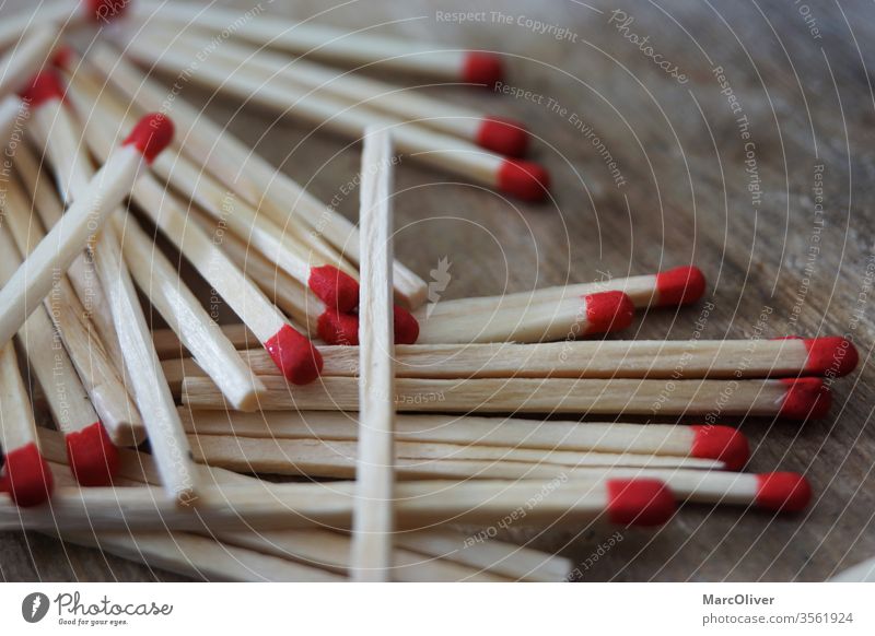 Rote Streichhölzer rote Streichhölzer Streichholz Feuer Holz Streichholzschachtel hölzern brennbar Gefahr erwärmen Makro anzünden Licht Brennholz Konsistenzen