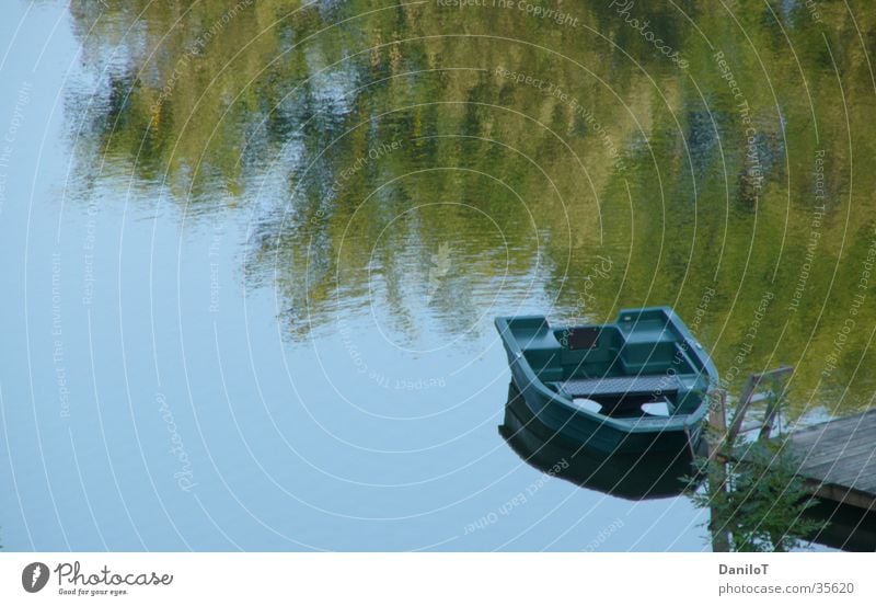 Wasserspiegelung Reflexion & Spiegelung Baum Wasserfahrzeug Steg ruhig