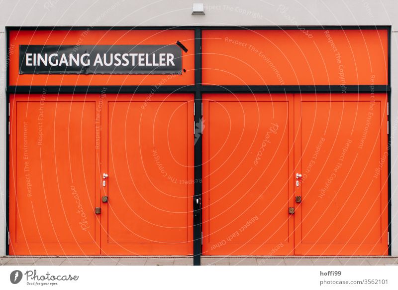 rote Türen Eingangsbereich Messehalle Eingangstür Eimgangstor Ausgang Halleneingang Hallenausgang Gebäude Architektur Mauer Tor Fassade veranstaltungsort