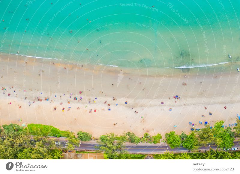 Kata Beach, Paradiesstrand mit goldenem Sand, kristallklarem Wasser und Palmen, Gebiet Patong auf der Insel Phuket, tropisches Reiseziel, Thailand. Luftaufnahme