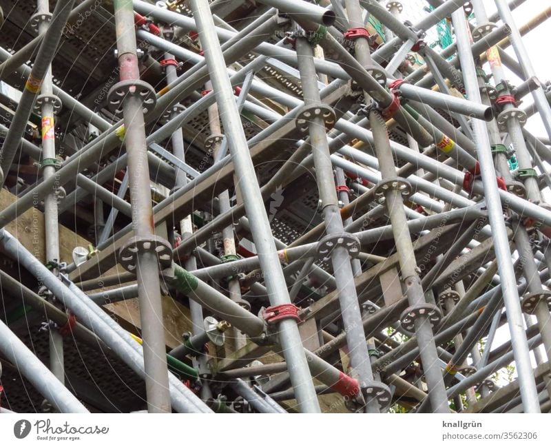 Baugerüst Metall Baustelle silber Verstrebung Verbindung wirrwar Metallrohr Muster dicht Gerüst Arbeitsplatz Farbfoto Menschenleer Gedeckte Farben