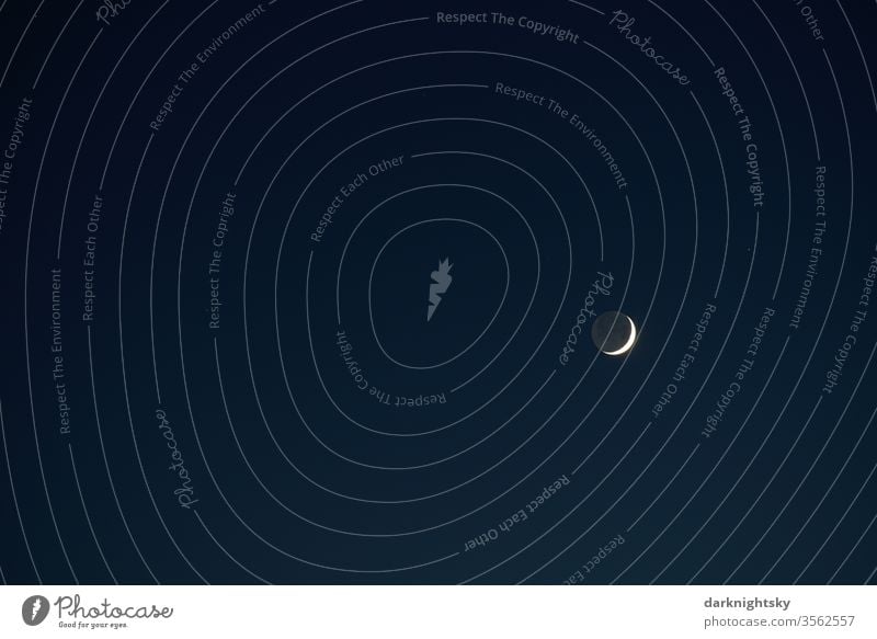 Mond Sichel am späten Abend Schein Mondsichel Himmel Nacht dunkel blau Mondschein Himmelskörper & Weltall Sichelmond Stille Ruhe ruhiger wolkenfrei