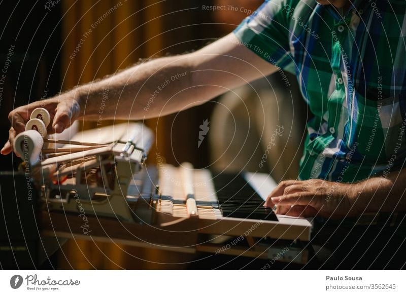 Klavierstimmer mit Klavierbefestigung Pianist Tuner fixieren Musik Keyboard Musiker Klavier spielen Konzert Spielen Innenaufnahme Hand Farbfoto Finger