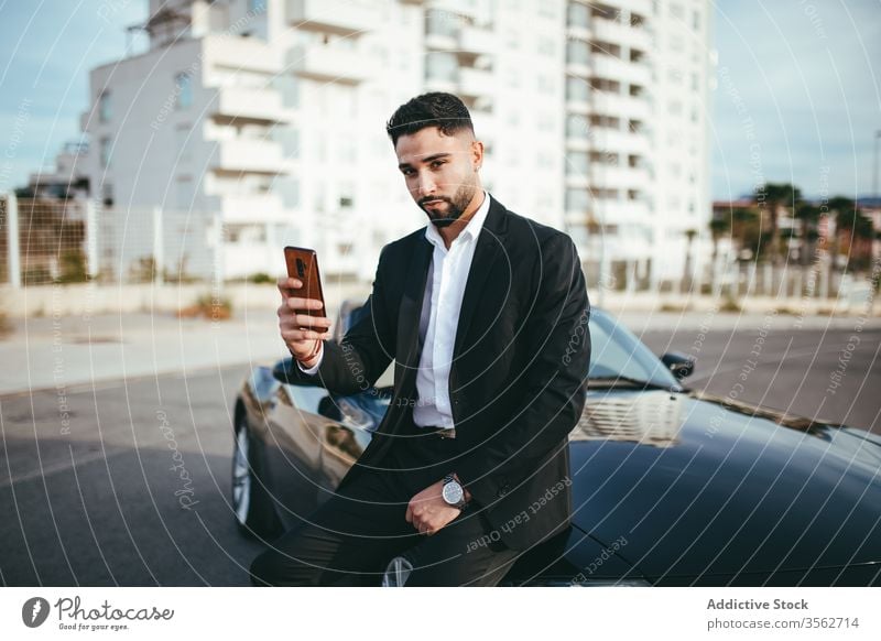 Attraktiver Geschäftsmann mit Cabriolet Automobil Person Menschen jung Fahrer PKW Verkehr Fahrzeug Business Laufwerk Bildschirm Unterstützung Mode Telefon