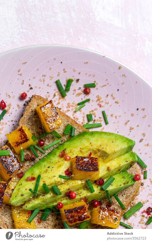 Hausgemachtes geröstetes Brot mit Avocado, Mango und aromatischen Kräutern Lebensmittel Belegtes Brot Zuprosten Gewürzkräuter Gesundheit Mittagessen Snack