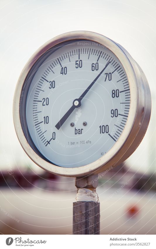 Metallmanometer in Rohrleitung im Werk Druck Messgerät Manometer Gas Pipeline Pflanze Röhren Fabrik zeigen industriell Gegend System messen Station Kraft