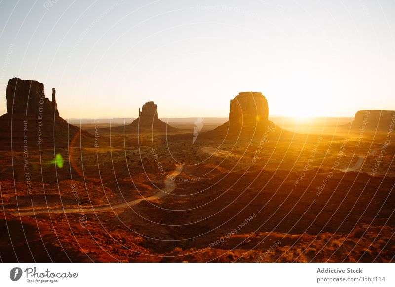 Atemberaubender Blick auf felsiges Gelände bei Sonnenuntergang Felsen wüst Klippe Natur Landschaft erkunden Reise Ansicht wild idyllisch friedlich malerisch