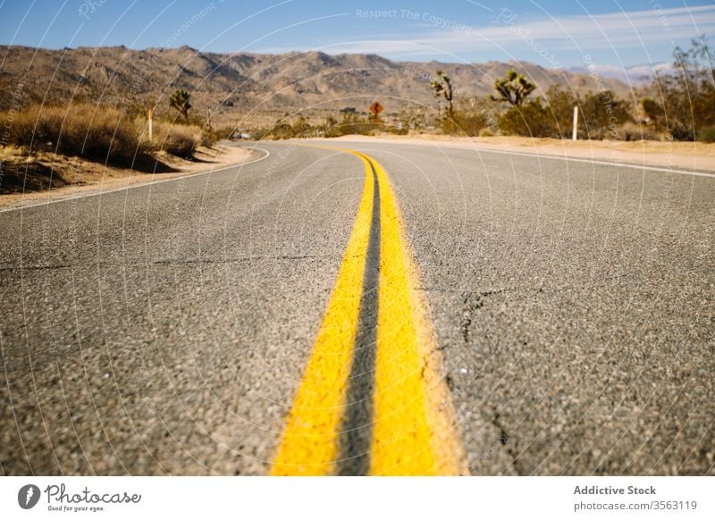 Leere Autobahn auf felsiger Landschaft Straße Autoreise Route wüst Asphalt Sand trocknen erwärmen Berge u. Gebirge malerisch Natur Ausflug Tal Windstille