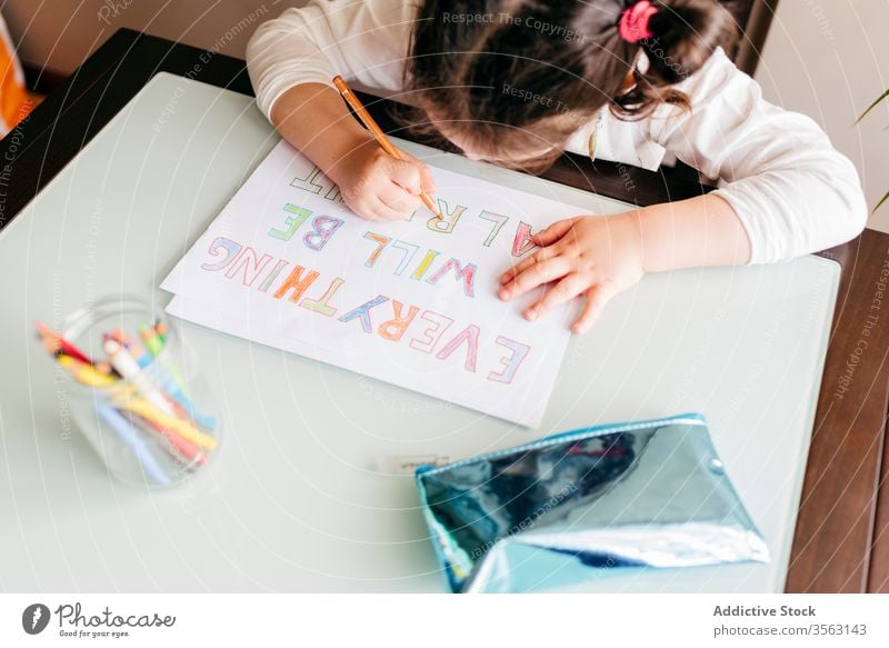 Konzentriertes Zeichnen kleiner Mädchen mit Bleistift zu Hause Zeichnung Tisch Bild Kind Konzentration entwickeln Vorschule Farbe Inspiration Hobby wenig