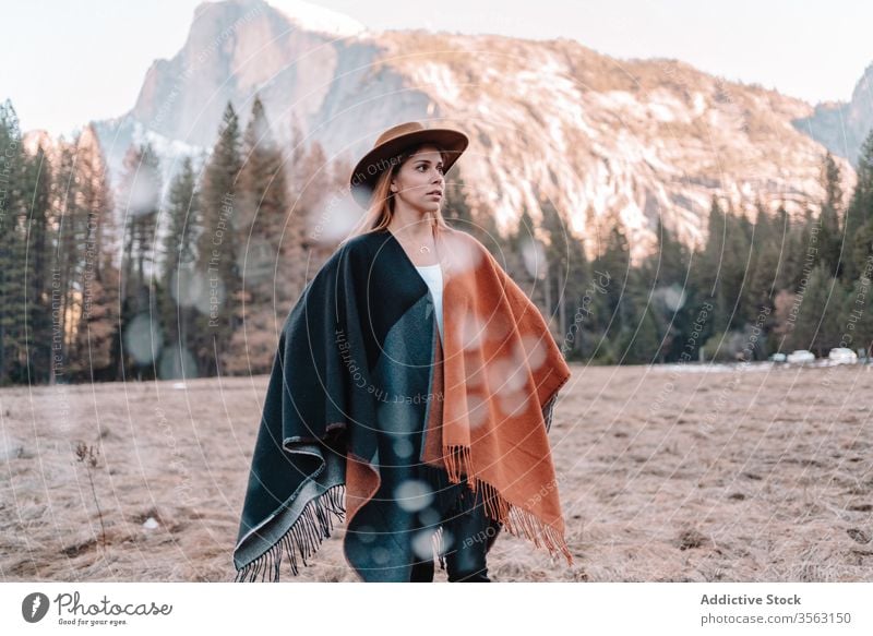 Junge Frau in Poncho auf Bergtal stehend Berge u. Gebirge Wald reisen Felsen Landschaft national yosemite Park Hügel Sand Windstille Stil Klippe Hut Wälder