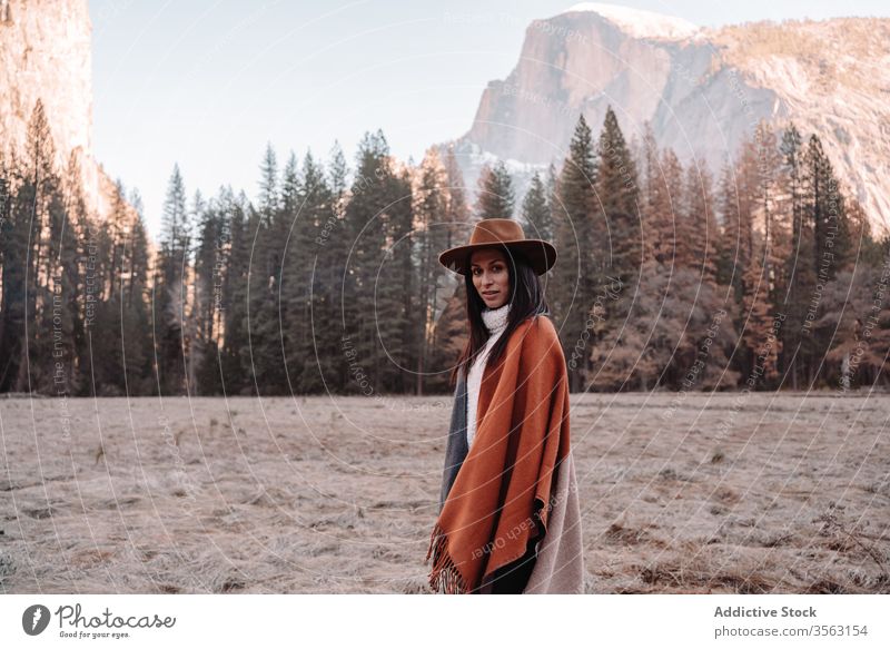 Glückliche Frau genießt sonnigen Tag in den Bergen Berge u. Gebirge reisen sich[Akk] entspannen genießen Wald yosemite Park Klippe Saum Felsen Stein national