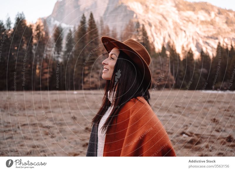 Glückliche Frau genießt sonnigen Tag in den Bergen Berge u. Gebirge reisen sich[Akk] entspannen genießen Wald yosemite Park Klippe Saum Felsen Stein national