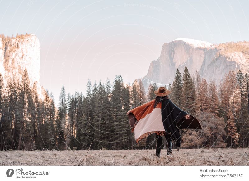 Glückliche Frau genießt sonnigen Tag in den Bergen Berge u. Gebirge reisen sich[Akk] entspannen genießen Wald yosemite Park Klippe Saum Felsen Stein national