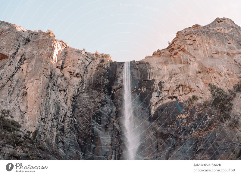 Schroffe Felsklippe mit Wasserfall Felsen Klippe Berge u. Gebirge rau Kraft strömen yosemite national Park USA Himmel Natur Landschaft Stein reisen Tourismus