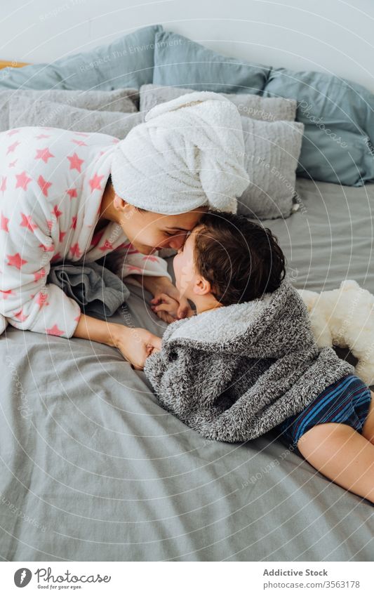 Mutter spielt mit Sohn im Schlafzimmer spielen Spaß haben Bademantel Inhalt Bett Spiel Zeitvertreib wenig Junge Eltern Elternschaft Mama Mutterschaft Kindheit