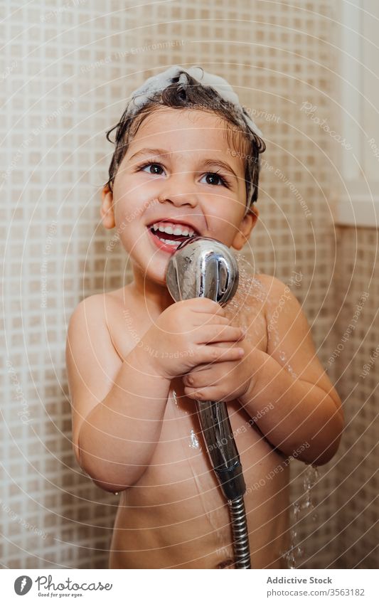 Süßer Junge singt zu Hause unter der Dusche singen Bad wenig schäumen Lächeln Kind niedlich Spaß haben heimwärts heiter Inhalt Freude positiv froh Glück Hygiene