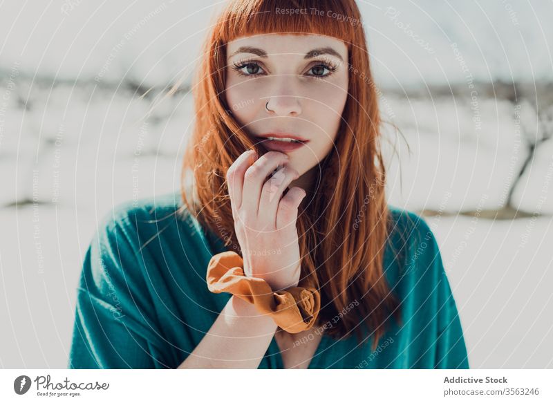 Sinnliche Frau mit roten Haaren schaut in die Kamera Stil trendy sinnlich Rotschopf rote Haare jung Natur Schnee attraktiv Ingwer Mode modern charmant elegant