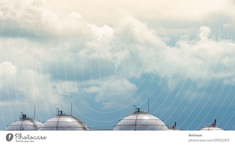 Industrieller Gasspeichertank. Lagertank für LNG oder Flüssigerdgas. Kugelförmiger Gastank in einer Erdölraffinerie. Oberirdischer Lagertank. Erdgasspeicherindustrie und Verbrauch auf dem Weltmarkt