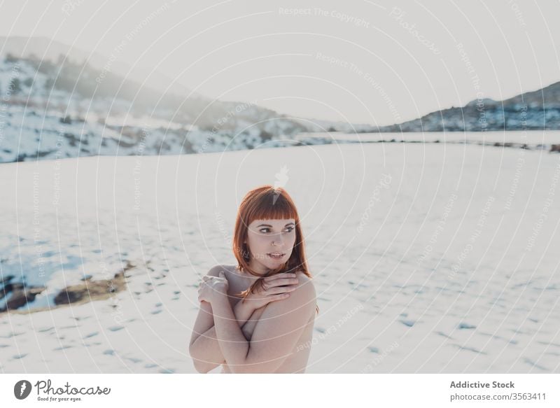 Fröhliche Oben-ohne-Frau in verschneitem Feld oben ohne heiter Schnee Freiheit nackt kalt jung Lachen Landschaft Natur Lächeln Glück Freude Dame positiv Spaß