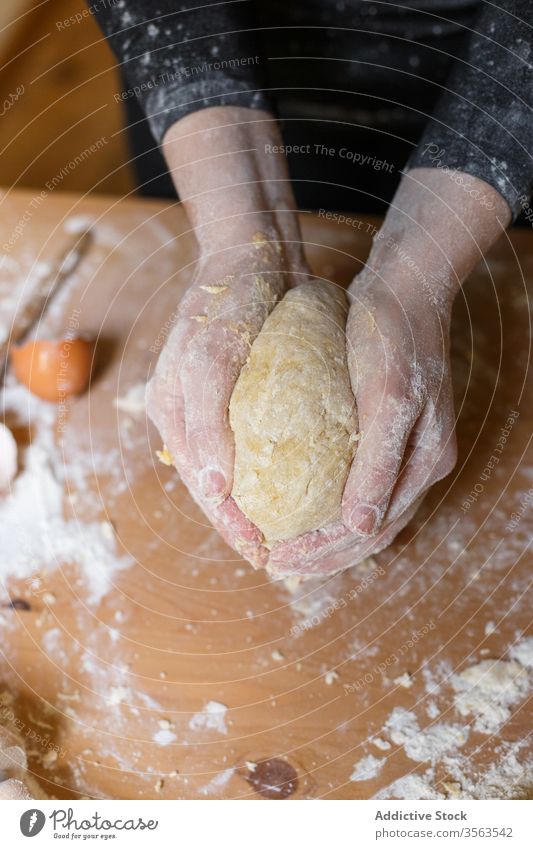 Weibliche Köchin beim Teigkneten auf dem Tisch Koch Teigwaren Mehl Ei Spätzle vorbereiten Nudelholz Eierschale Gebäck Küche Bestandteil elastisch Prozess Frau