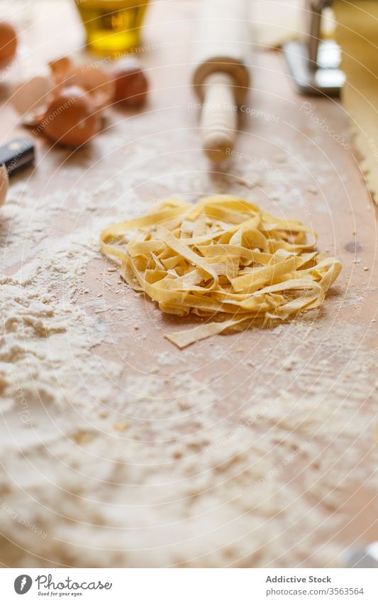 Zusammensetzung von Nudeln und Geschirr auf dem Tisch Spätzle roh Mehl Utensil verschiedene Form Teigwaren Gebäck unordentlich machen Gerät Kochen vorbereiten