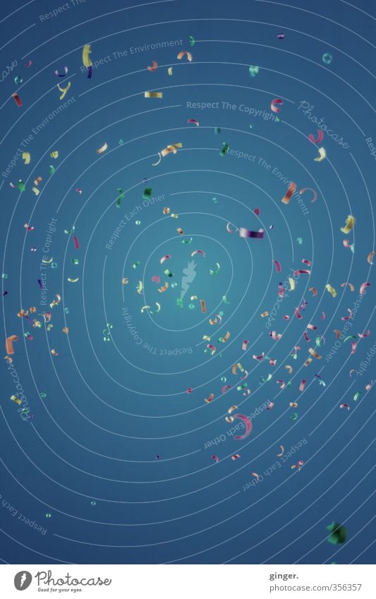 Regenbogen-Konfetti Himmel nur Himmel Wolkenloser Himmel Winter blau Luft werfen hoch Froschperspektive strahlend Freude Feste & Feiern Party Karneval viele