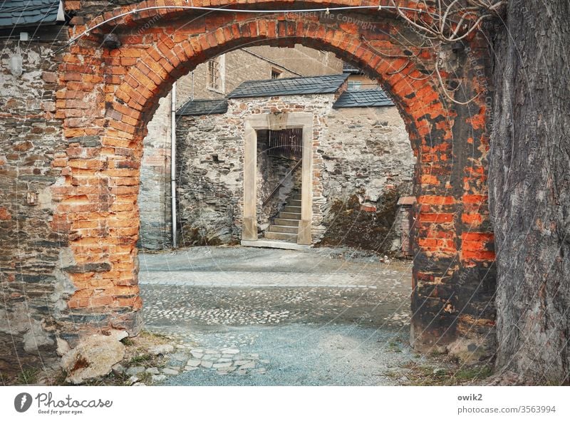 Hintertürchen Tor Backstein Torbogen Bogen Durchfahren Tür Treppe Aufgang Durchgang Mauer alt historisch Greiz Thüringen Schloss Schlosshof Durchblick Wand