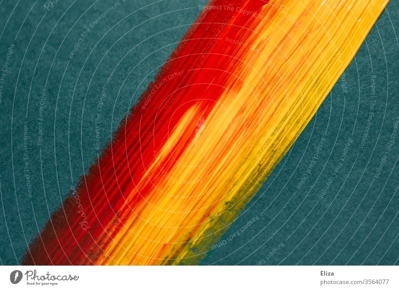 Rote und gelbe Farbe auf blauem Hintergrund Pinsel Pinselstrich rot Schweif abstrakt wild Feuer Flammen mischen Struktur textur Kreativität streichen malen