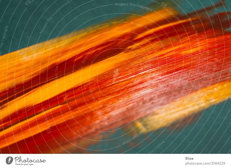 Gelbe und rote Pinselstriche aus Acrylfarbe auf blauem Hintergrund flächig grafisch Striche Feuer abstrakt warm orange gemischt mehrfarbig gelb Struktur textur