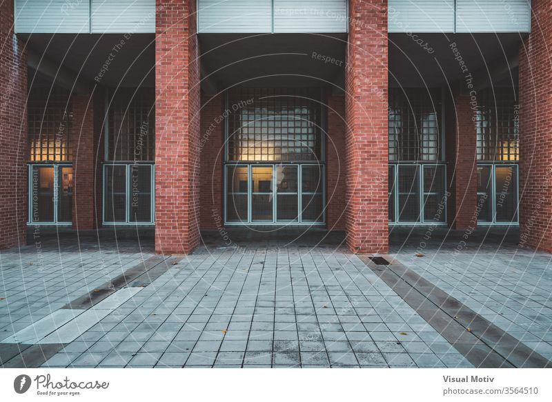 Ziegelsäulen und Fassade eines Universitätsgebäudes am Nachmittag Gebäude Architektur Eingang Baustein modern Glas Struktur Konstruktion Wand urban Stadt Tür