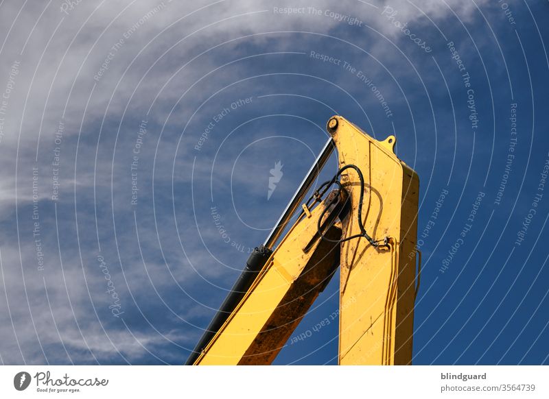 /I ... Die Spitze des Baugewerbes ... Gelenk eines Baggerarms vor blauem, leicht bewölktem Himmel Hydraulik Kran Baustelle Farbfoto Außenaufnahme Industrie