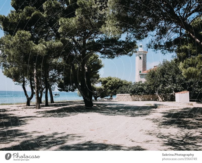 Stillgelegter Leuchtturm, der heute ein Hotel ist, an einem Strand auf der Insel Vìr, Kroatien Pinie Europa Meer Küste Ferien & Urlaub & Reisen Sommer