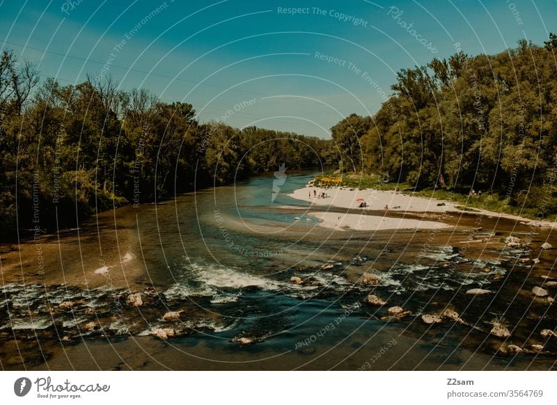 Isarufer bei München Fluss baden Erholung Freizeit Schwelle Strand aktuell Steine Fischwehr Landschaft Natur Sommer grün Wald Hütten Wasser Himmel Tourismus