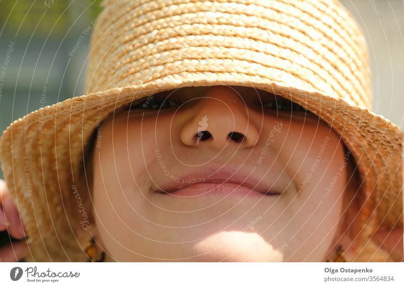 Wunderschönes Teenager-Mädchen mit Strohhut lächelt. Porträt. Nahaufnahme Sommerreise. Verkauf traumhaft Hut Lächeln reisen Sale Glück jung hübsch Lifestyle